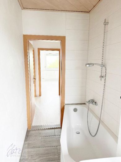 ***CHARMANTE EIGENTUMSWOHNUNG IN GEPFLEGTER WOHNANLAGE*** - Ideal für Eigennutzer und Kapitalanleger – Tageslichtbad mit Blick Richtung Flurbereich
