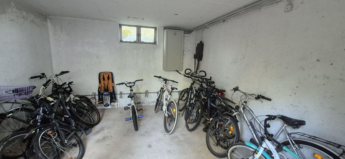 Appartement moderne de 4,5 pièces, 105 m², de plain-pied avec 2 balcons dans un cadre calme en lisière de forêt à Mühlacker – Fahrradkeller