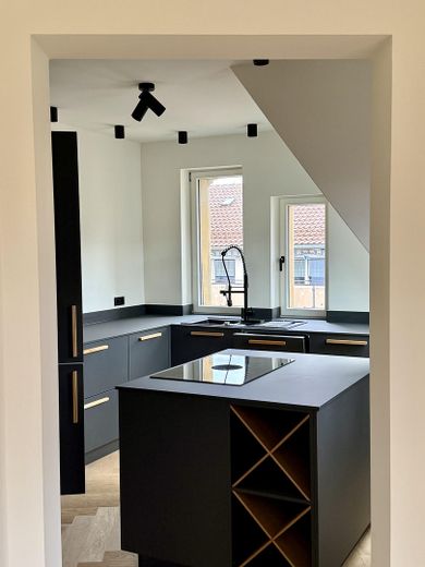 Rare opportunité dans un monument KfW : loft dans un immeuble ancien, grande terrasse sur le toit et prestations haut de gamme PREMIÈRE OCCUPATION – Einbauküche mit BORA-Kochfeld