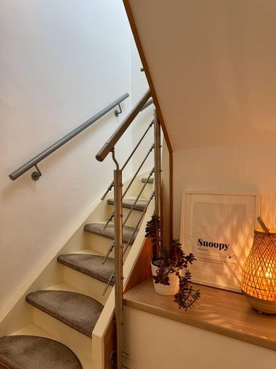Maisonette de estilo antiguo inundada de luz, con chimenea, aire acondicionado y un ambiente residencial tranquilo – Flur - Treppe