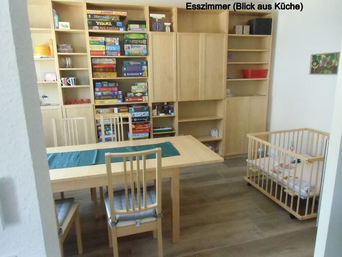 Neuwertige, großzügig geschnittene Doppelhaushälfte (BJ2018) – Esszimmer (Blick aus Küche)