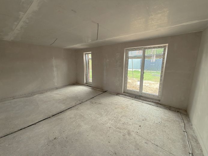 थॉमसबुर्ग में नया अर्ध-पृथक घर – 4 कमरे – 118m² – Wohnzimmer