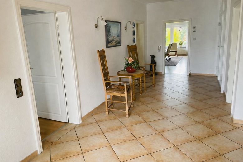 Exclusive House with Garage and Three Parking Spaces – EG großer Flur