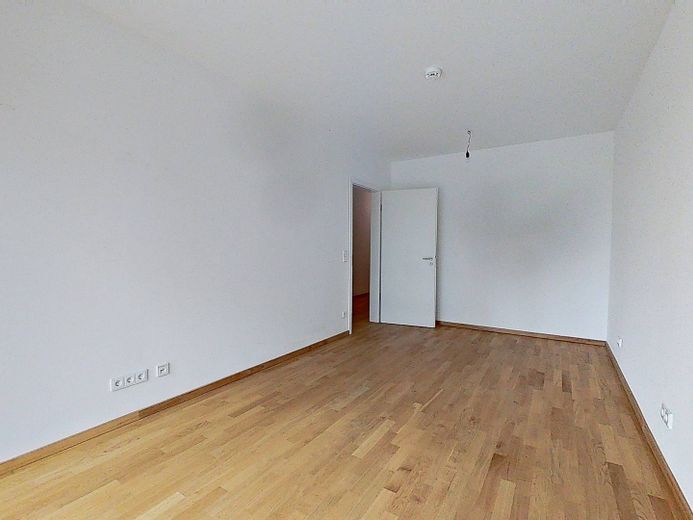 Confort residencial de categoría en una ubicación tranquila: Amplio piso nuevo de 3 habitaciones con terraza soleada y cocina equipada – Ansicht II: Schlafzimmer I