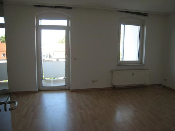 Große 2-Zimmer mit Laminat, Wannenbad, Stellplatz und Balkon in ruhiger Lage! EBK mgl. – IMG_8708