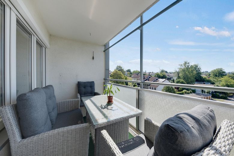 2020 Kernsanierte 4 Zimmerwohnung mit 2 Balkonen, Aufzug – Balkon