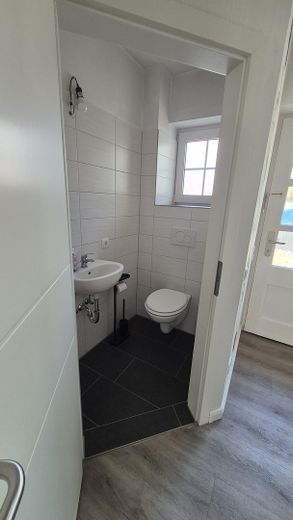 Casa a schiera di testa ben tenuta con giardino recintato e posto auto coperto – Gäste WC