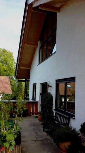 Ruhige 2-Zimmer-Whg. mit gehobener Ausstattung und Gartenanteil – Hausansicht