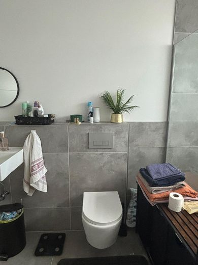 Helle 2-Zimmer-Wohnung, 75 m², kernsaniert, mit Terrasse und Garage – Badezimmer