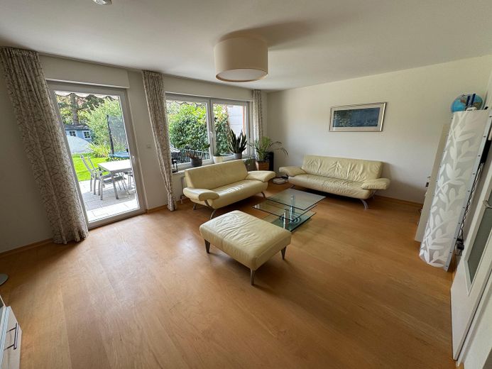 Top modernisiertes Reihenmittelhaus, in ruhiger und zentraler Lage – Wohnzimmer 2