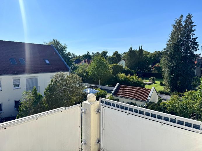 Disponibile subito e senza commissioni: curato appartamento di 3 locali con balcone esposto a sud-ovest e posto auto interrato – Balkon