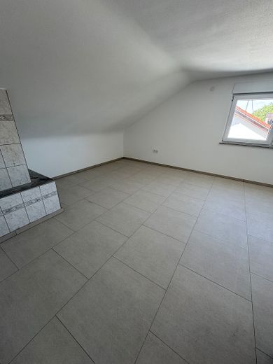 Erstbezug nach Kernsanierung: Moderne 3-Zimmer-Dachgeschosswohnung mit neuer Einbauküche – Wohnzimmer