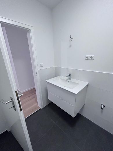 Recent gerenoveerde 3-kamerwoning van 76 m² in Germering – Bad