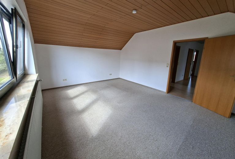 Sehr gepflegtes Zweifamilienwohnhaus in ruhige Wohnlage mit großem, sonnigem Gartengrundstück – Schlafzimmer OG