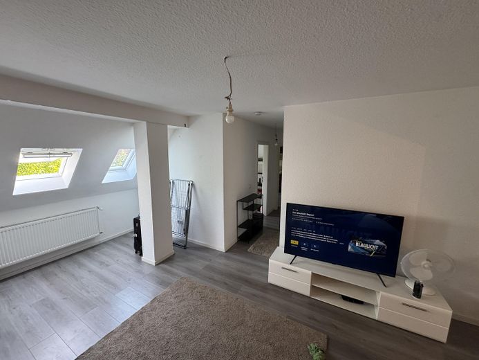 Gepflegte 2,5 Zimmer Wohnung mit eigenem Garten – Wohnzimmer