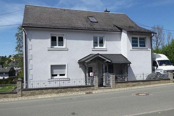 Kapitalanlage oder Selbstbezug - beides ist möglich - Wohnhaus mit Garten und Garage in Issigau