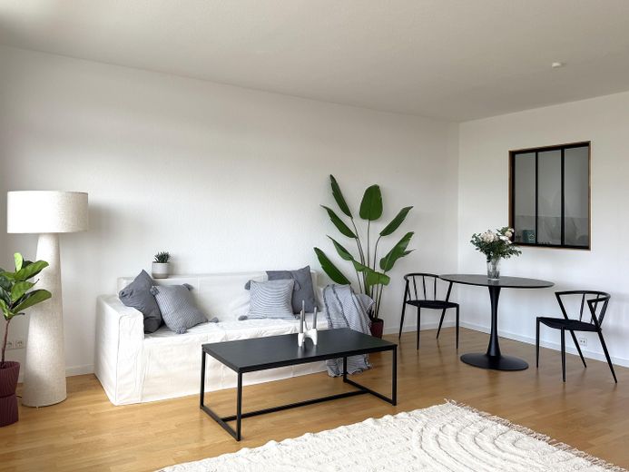 PROVISIONSFREI | Modernisierte 2-Zimmer-Wohnung mit Fernblick, großem Balkon & Einzelgarage – Wohnzimmer/EZ