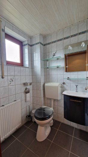 Casa a schiera di testa con camino e moderno impianto di riscaldamento ibrido a gas a Berlino-Rudow – Gäste WC