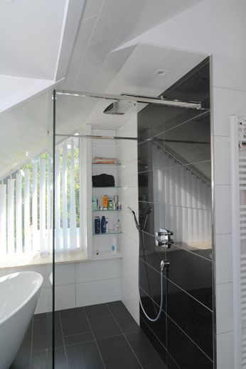 Aussicht, Natur und Design: exquisite 3-Zimmer Dachgeschosswohnung in Freiburg St. Georgen – Bad