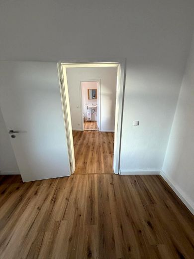 Komplett renovierte, helle 1,5-Zimmer Wohnung im Zentrum – Blick aus Wohn-/Schlafzimmer