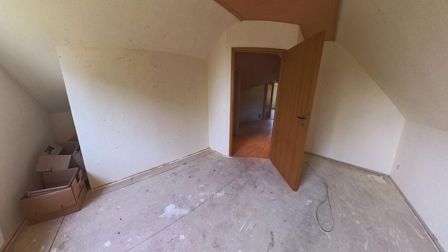 12 Zimmer | 164 m² | Doppelhaushälfte mit Entwicklungspotenzial nahe der Müritz- provisionsfrei – Schlafzimmer DG