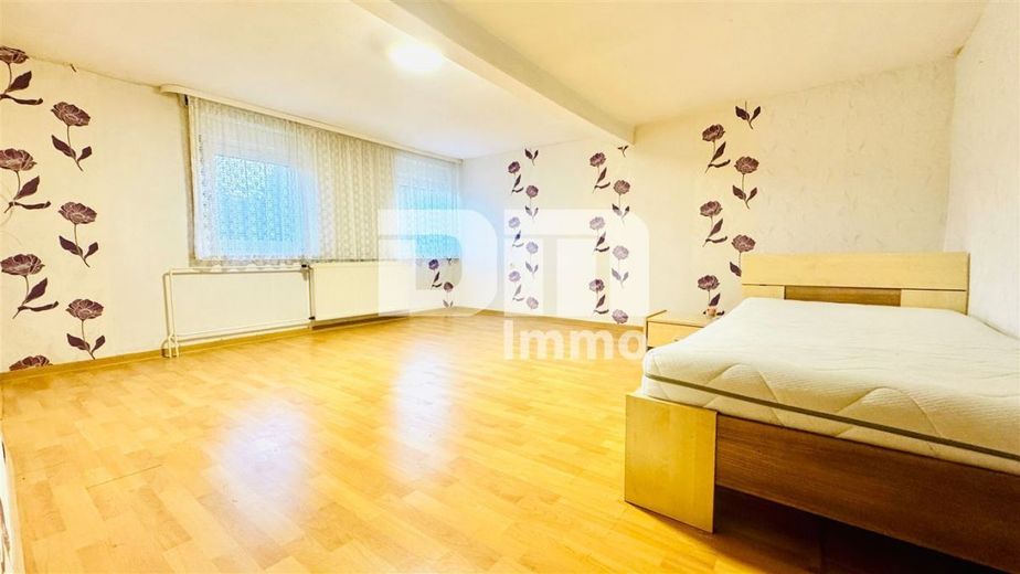 Schöne Doppelhaushälfte mit Nebengebäude, Garage und angelegtem Gartenbereich – OG / DG Schlafzimmer