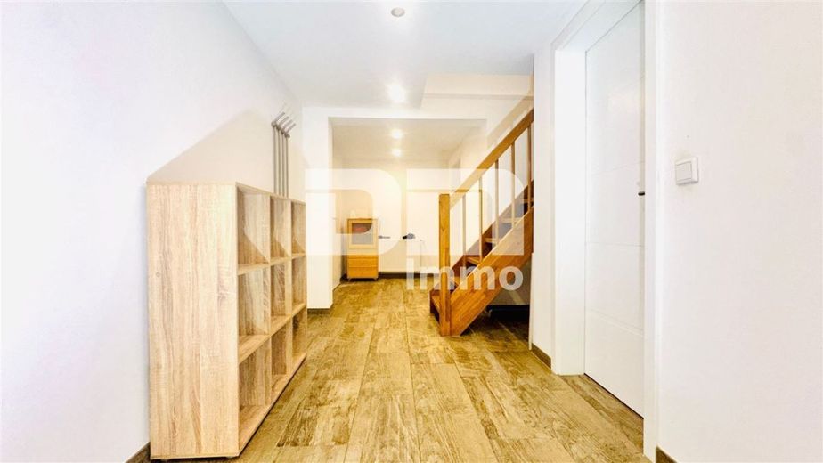 Wohn Gewerbe Ensemble mit 6 neuwertigen Apartments + Restaurant in Traumlage – OG Flur / Diele / Treppenaufgang