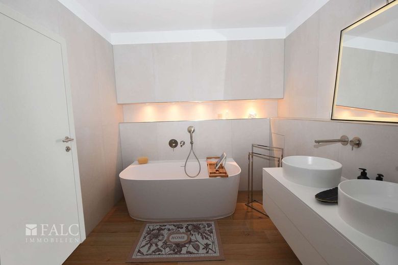 Komplett renovierte Luxus Maisonette im Grünen – Bad unten II