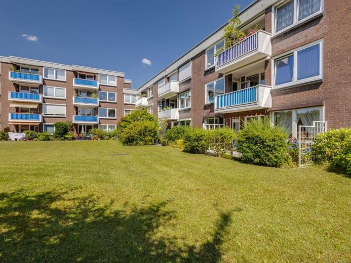Lichtdurchflutetes Wohnen mit sonniger Westterrasse und Blick ins Grüne – Foto 1
