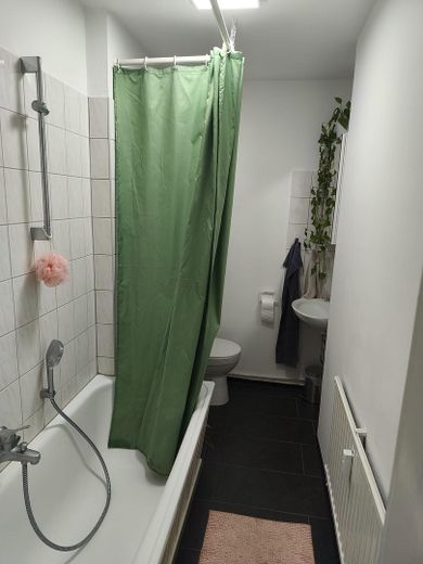 Vier schöne Einzimmerwohnungen mit Küchen und Bad ideal für Studenten – Whg 32