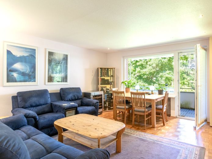 4-Zimmer-Wohnung in Wedel-Schulau mit Balkon und Tiefgaragenstellplatz – Wohnbereich
