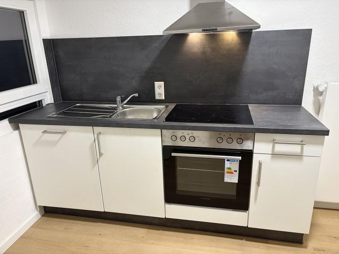 Möbliertes WG-Zimmer in 4er-Frauen-WG in Heilbronn-Neckargartach – Einbauküche / Herd / Backofen