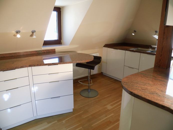 Exclusiv und stilvoll wohnen in Stadtvilla / hochwertige 4 - 5 Raum Terrassenwohnung – hochwertige "Leicht"  Küche 