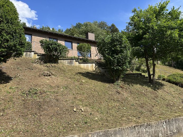 Finanzierbareres 3 Familienhaus für Familien in Mittenaar, tolle Möglichkeit für Kapitalanleger – Ansicht Straße