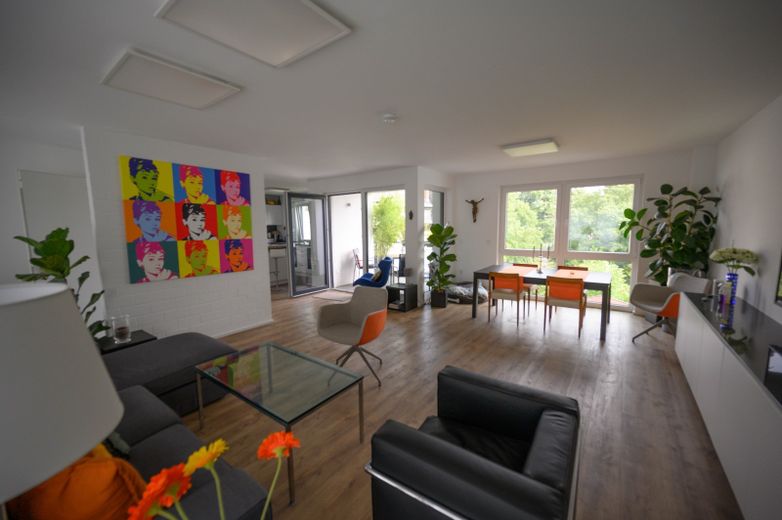 Moderne, großzügig geschnittene,lichtdurchflutete Wohnung in Architektenhaus – Wohn-/Essraum