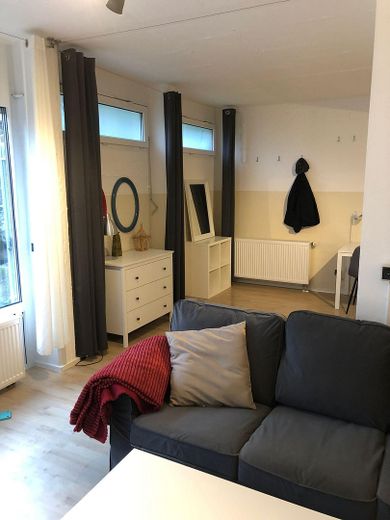 1,5-Zimmer-Wohnung in Innenstadtlage mit Abstellraum – Wohnzimmer/ Schlafzimmer