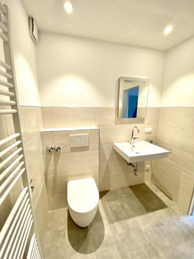 Helle 2-Zimmer-Erdgeschoss-Einliegerwohnung (60m2) – ALLES inklusive ab 15. Juli frei – Bad