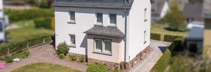 Großzügiges Ein- bis Zweifamilienhaus auf beeindruckendem Grundstück mit Garage