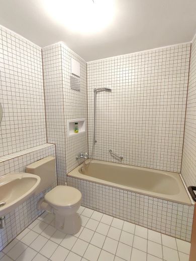 hell und geräumig: renovierte 2 Zimmer DG-Wohnung auf 69m² mit großem Gaubenbalkon ohne Provision – Bad mit Toilette