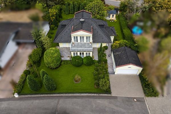 Stilvolles Einfamilienhaus mit italienischem Flair in ruhiger Sackgasse – mit Doppelgarage