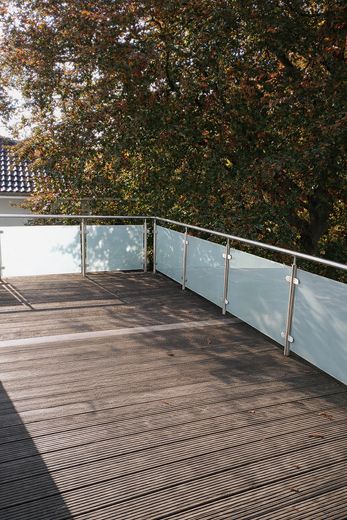 Dachterrasse mit Glaspaneelen