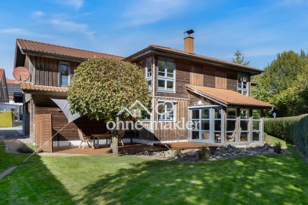 Zedernholzhaus mit Sauna, Werkstatt und Garten: viel Platz zum Wohnen, Arbeiten und Entspannen