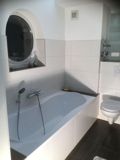 Commission-free 4-room apt., heating NEW, roof 2018 NEW! Parquet, high-quality fittings! – Großzügige (Partner-)Badewanne