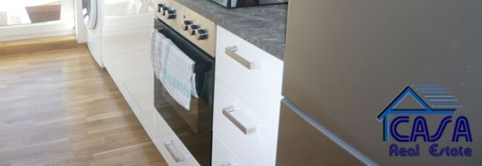Vivir en el centro: Moderno y con mobiliario de alta calidad apartamento de 3 habitaciones con amplio balcón en un edificio antiguo muy bien cuidado