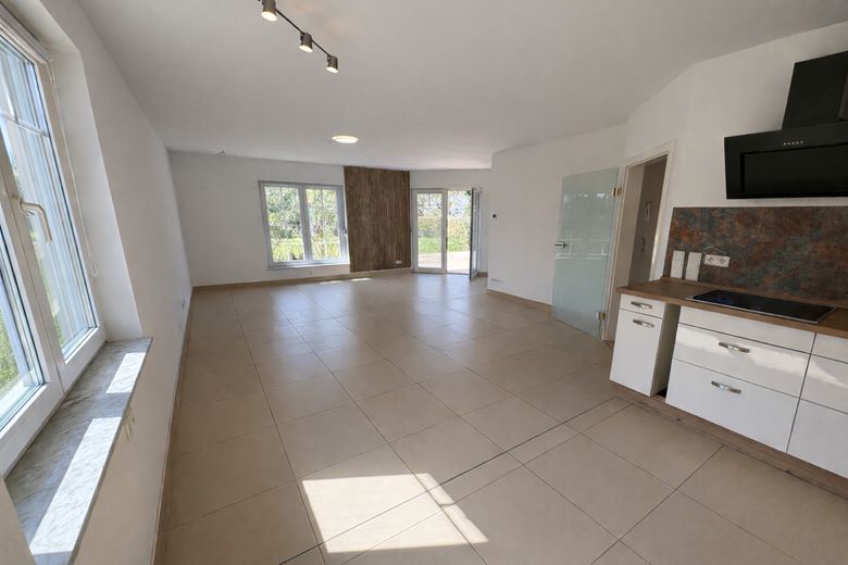 Tek katta yaşam – geniş güneybatı arsaya sahip modern bungalov – Wohnzimmer