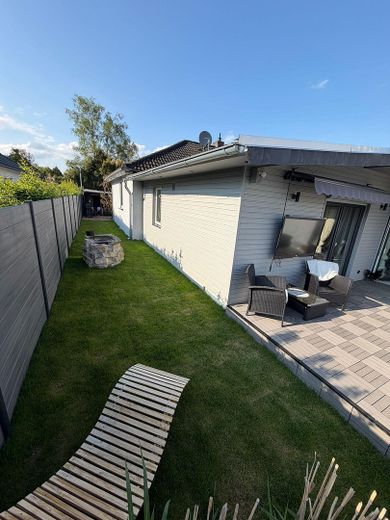 Bungalow familial de rêve avec 6,5 pièces et piscine à Wedemark – Westseite