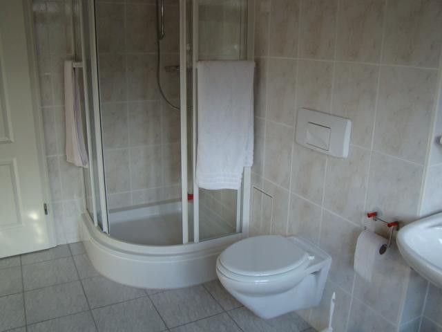 Exklusiv DG-Penthouse JAGDSCHLOSS 20km von L-Bhf 210m², 40m² Dachterrasse, Park, See, 2 Bäder – Gästebad