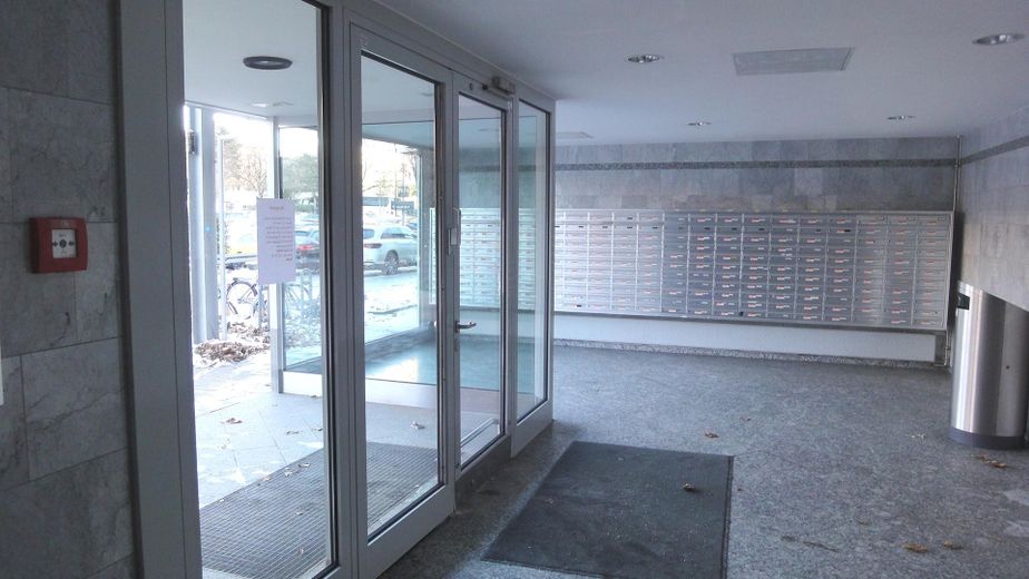 Freies Apartment auf dem Olympia-Einkaufszentrum, provisionsfrei von privat – Hauseingang