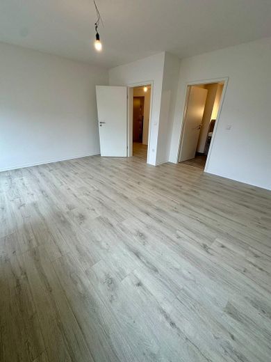 Großzügige 4,5-Zimmer-Wohnung mit ca. 135 m², Balkon, 2 Bädern, Aufzug und Garage in Düsseldorf-Bilk – Schlafzimmer/Bad en Suite