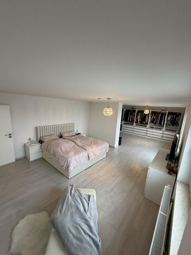 1–2 Familienhaus mit ca.300 m² Wfl.auf großzügigem 1.050-m²-Grundstück–ideal für Wohnen und Arbeiten – Schlafzimmer OG mit Ankleide